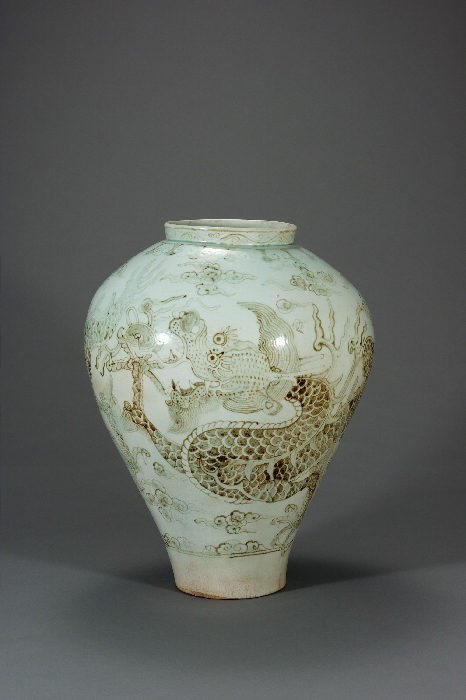 백자 철화 구름 용무늬 항아리 이미지 1 보기