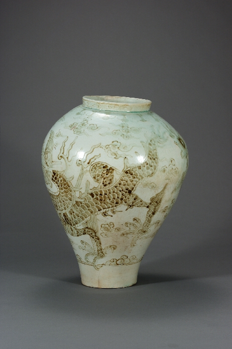 백자 철화 구름 용무늬 항아리 이미지 2 보기