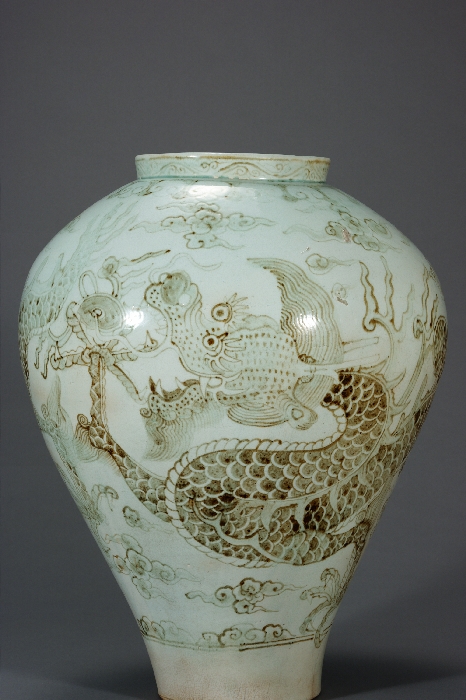 백자 철화 구름 용무늬 항아리 이미지 3 보기