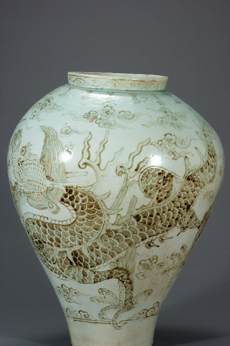 백자 철화 구름 용무늬 항아리 이미지 4 보기