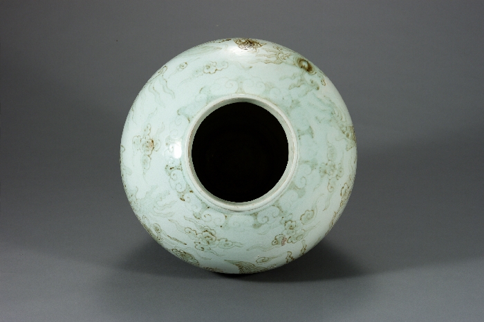 백자 철화 구름 용무늬 항아리 이미지 5 보기