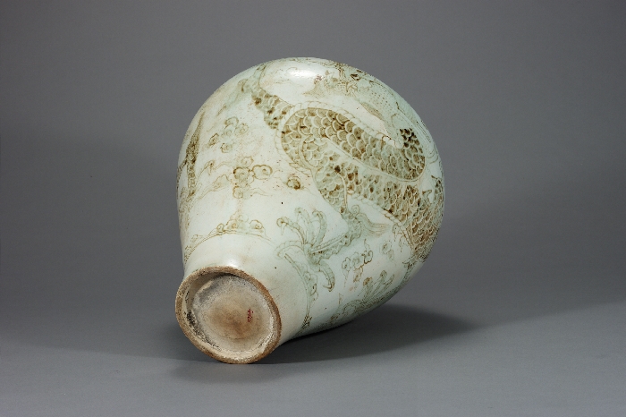 백자 철화 구름 용무늬 항아리 이미지 6 보기