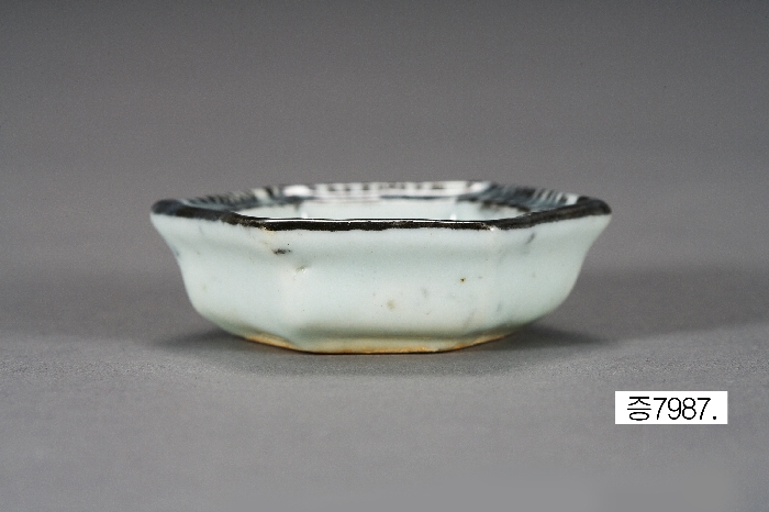 복'자가 쓰인 백자 청화 접시 이미지 1 보기