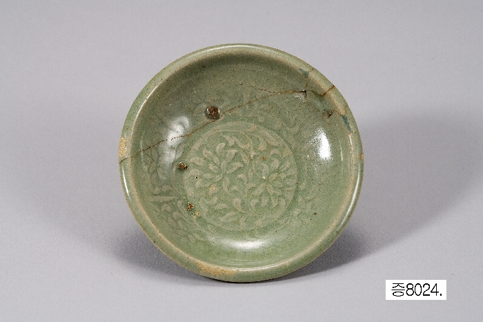 청자 압인양각 연꽃무늬 접시 이미지 3 보기