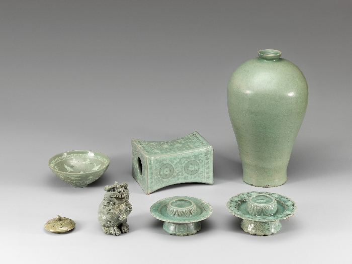 청자 음각 연꽃 넝쿨무늬 매병 이미지 2 보기