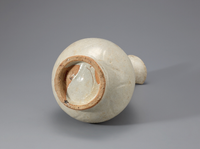 백자 음각 연꽃 넝쿨무늬 병 이미지 2 보기