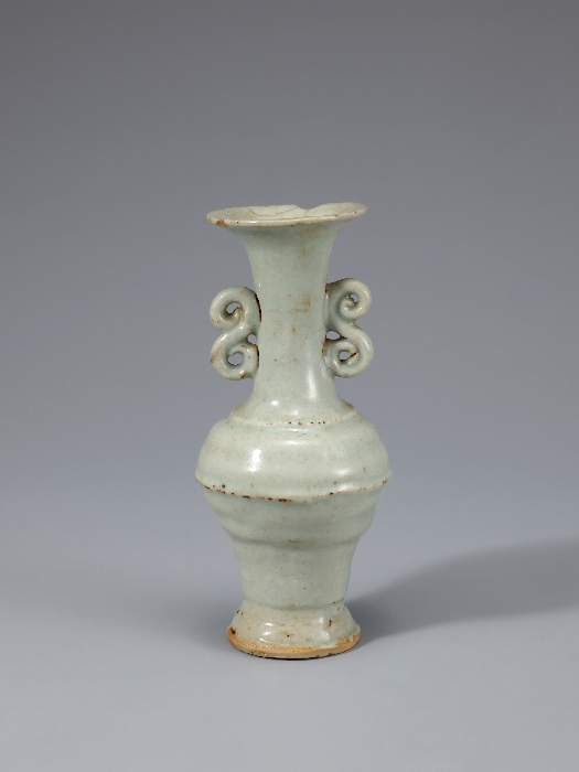 청백자 두 귀 달린 병 이미지 1 보기