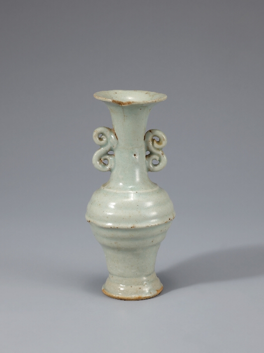 청백자 두 귀 달린 병 이미지 2 보기