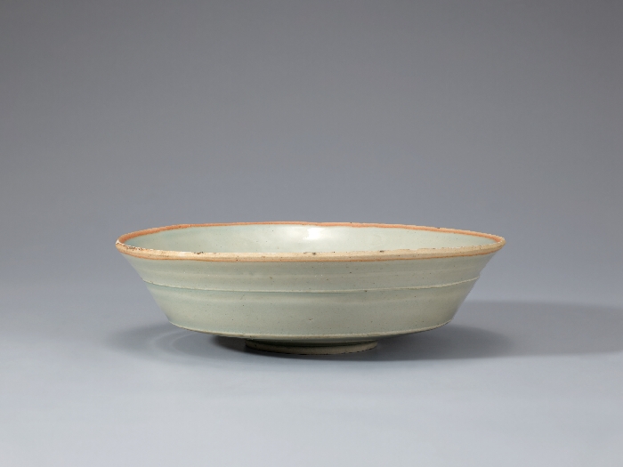 청백자 꽃무늬 은구 접시 이미지 1 보기