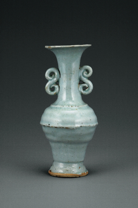 청백자 두 귀 달린 병 이미지 3 보기