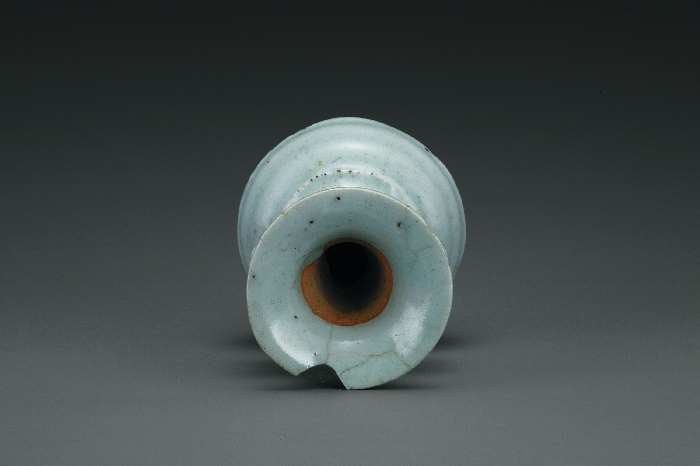 청백자 두 귀 달린 병 이미지 4 보기