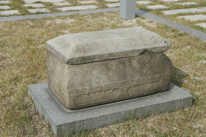 Stupa and Stone Coffin for Master Jingong from Heungbeopsa Temple Site