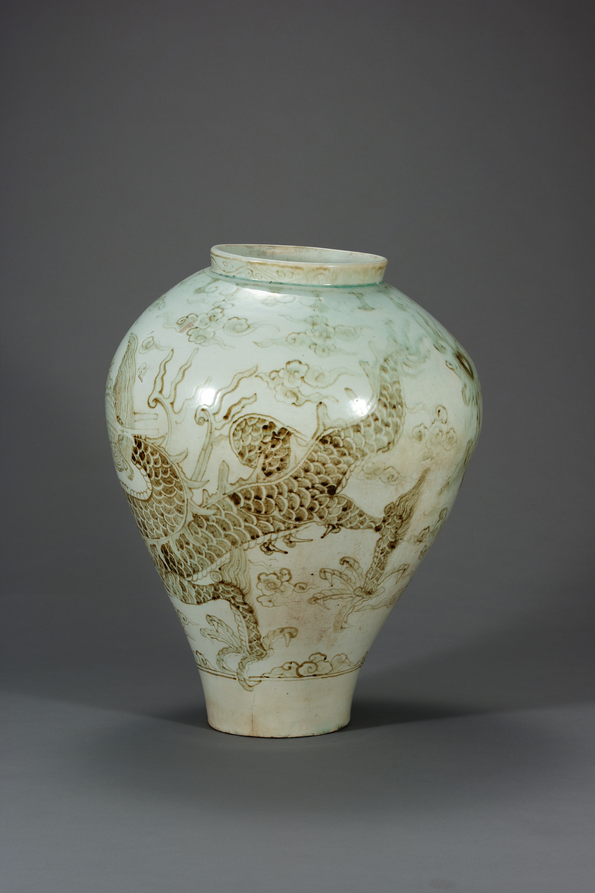 백자 철화 구름 용무늬 항아리 이미지 2