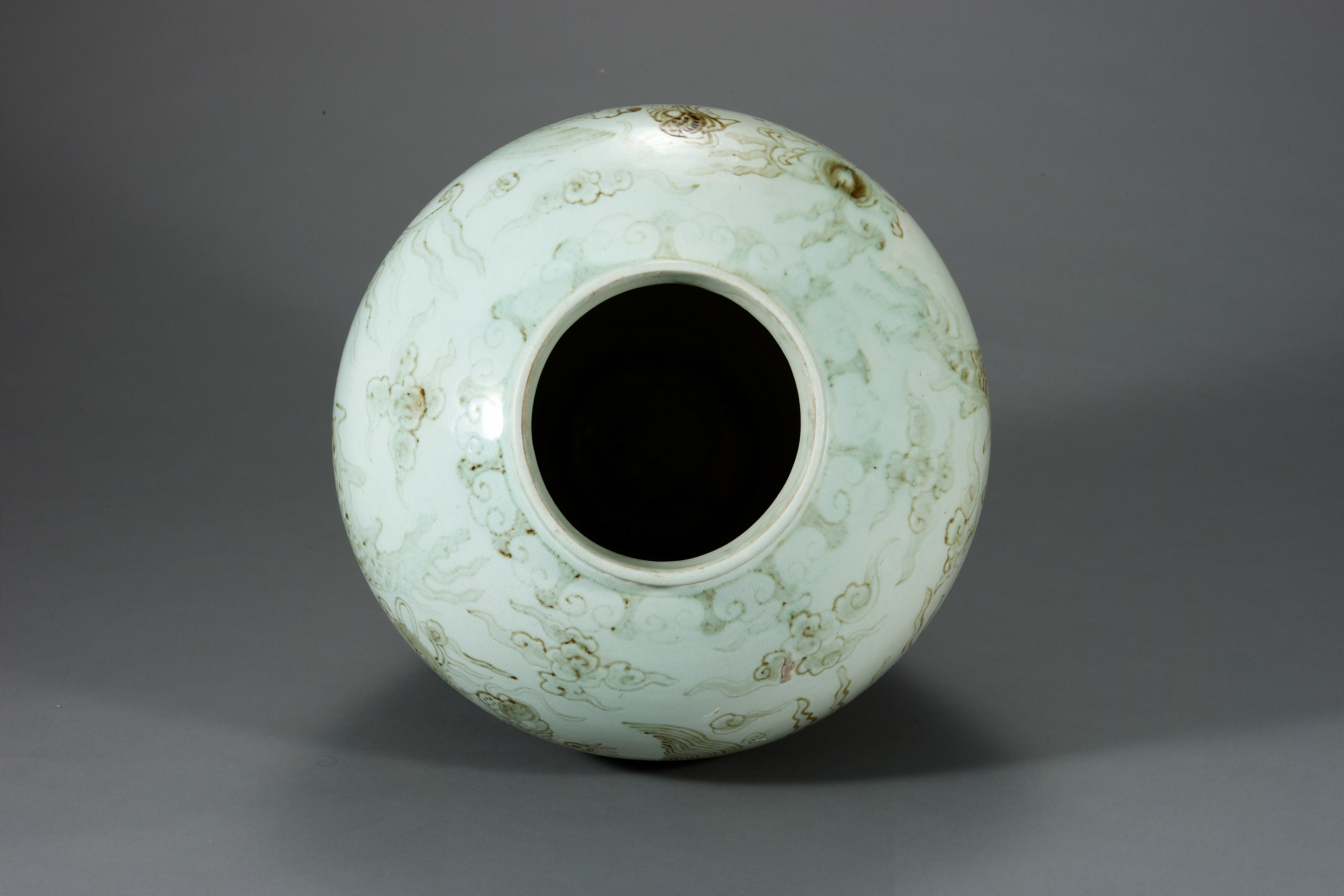 백자 철화 구름 용무늬 항아리 이미지 5