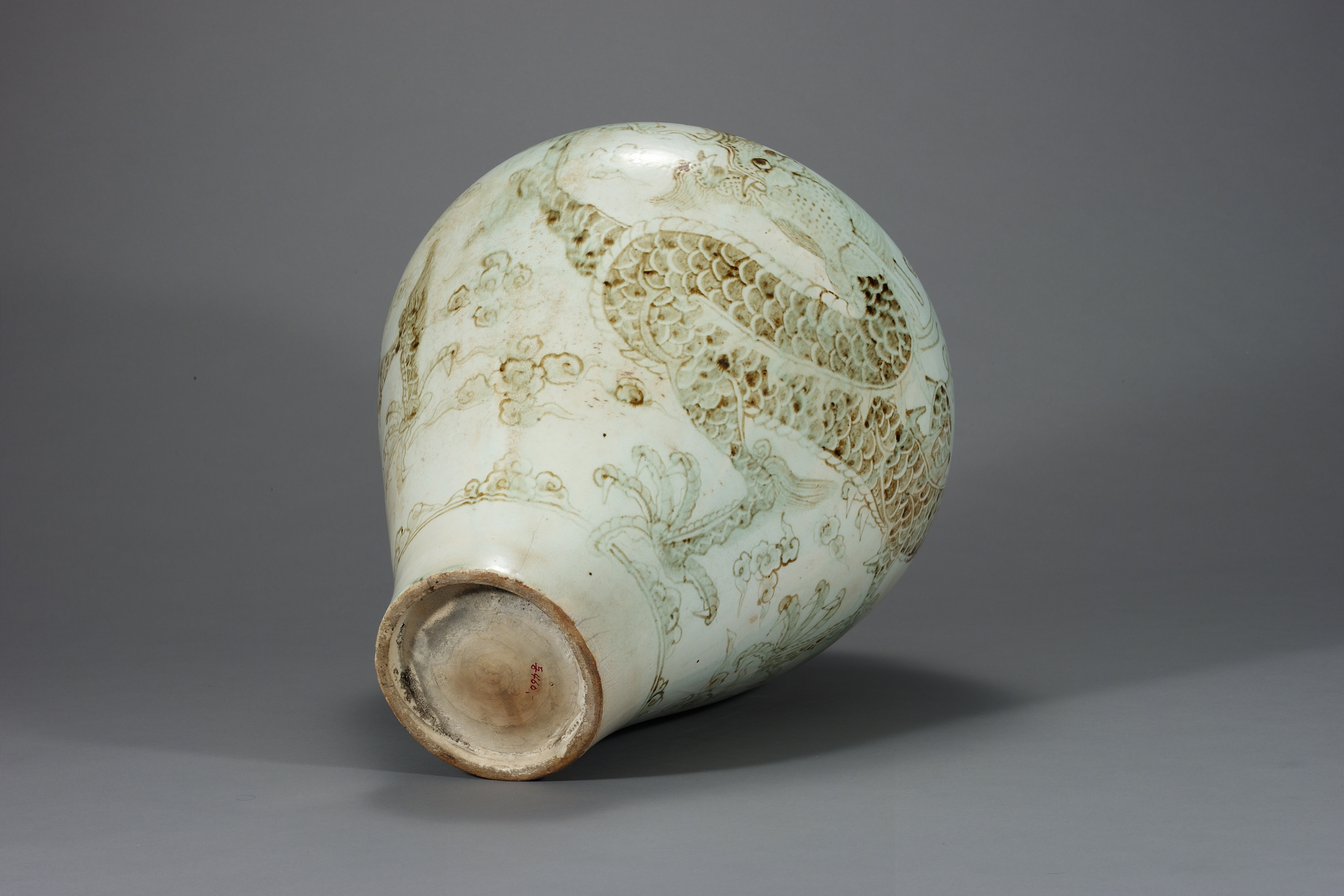 백자 철화 구름 용무늬 항아리 이미지 6