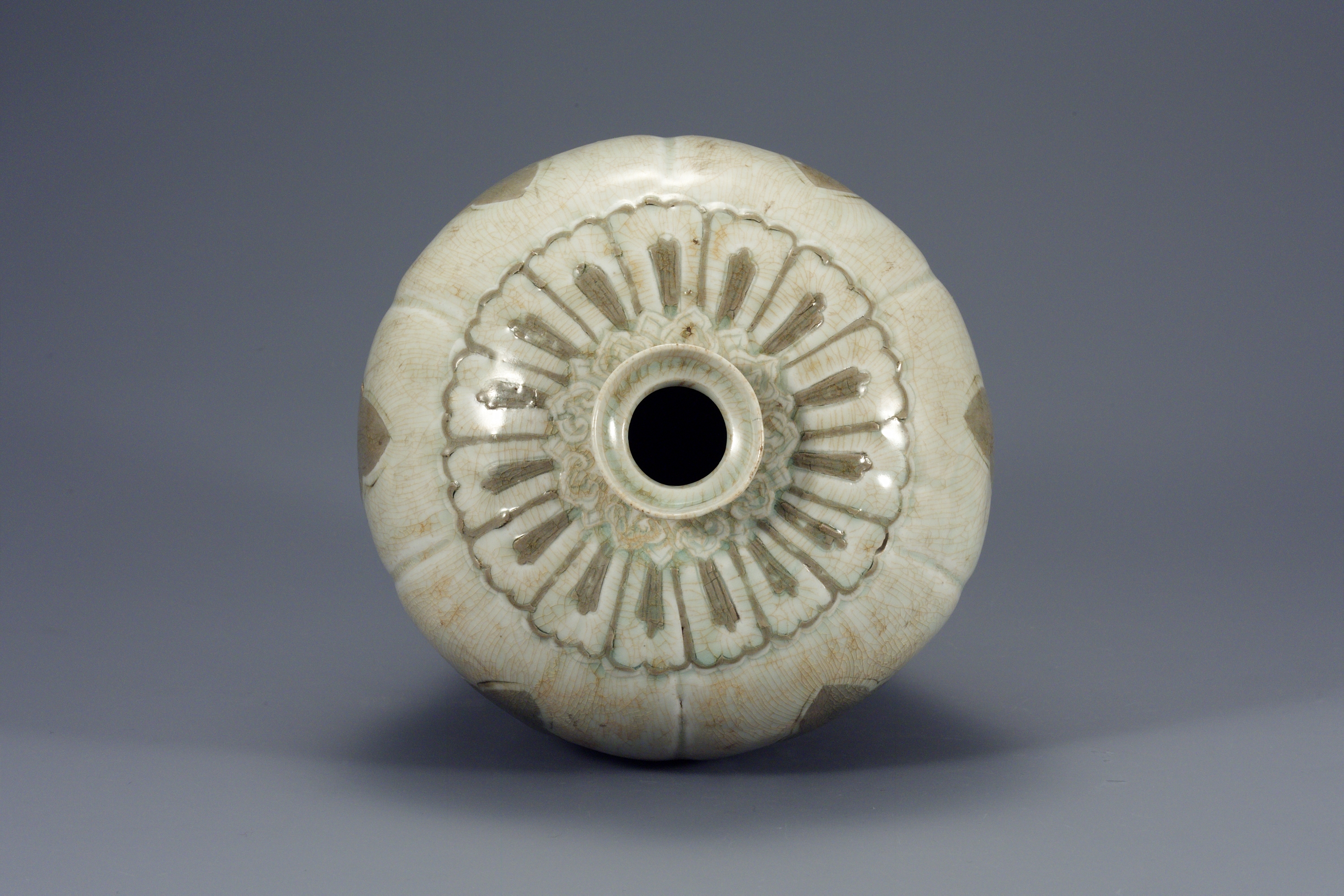 백자 상감 모란 버드나무무늬 매병 이미지 1