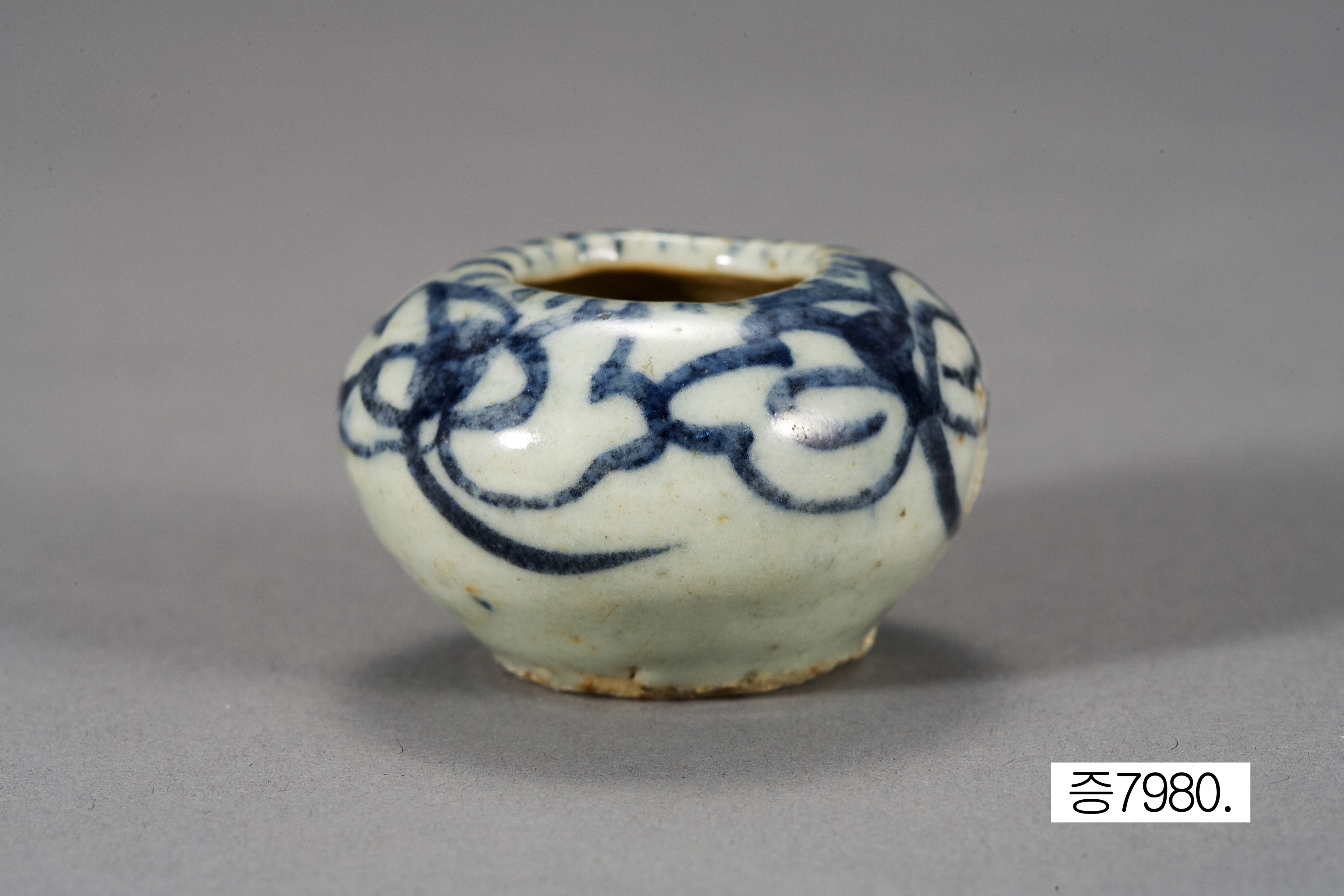 백자 청화 칠보무늬 항아리 이미지 1