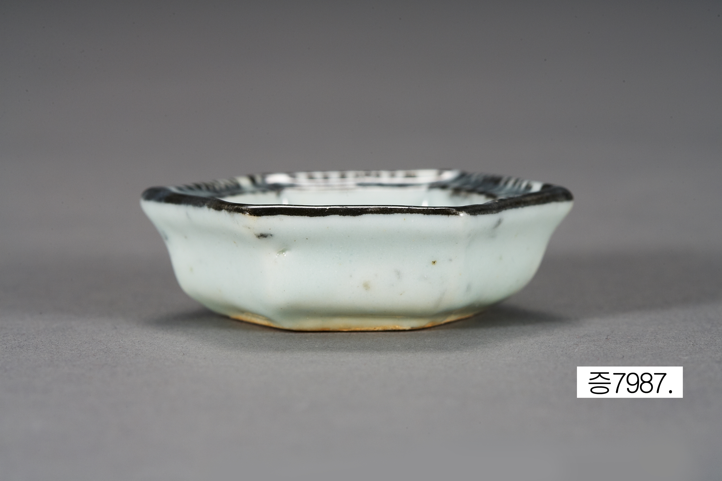 복'자가 쓰인 백자 청화 접시 이미지 1