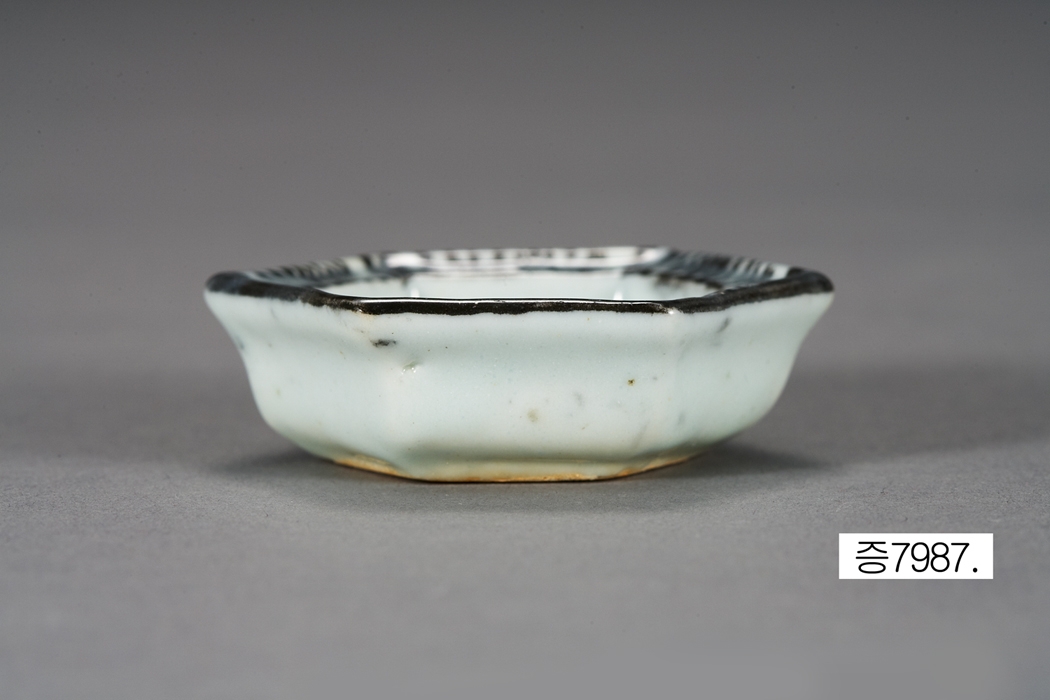 복'자가 쓰인 백자 청화 접시 이미지 2