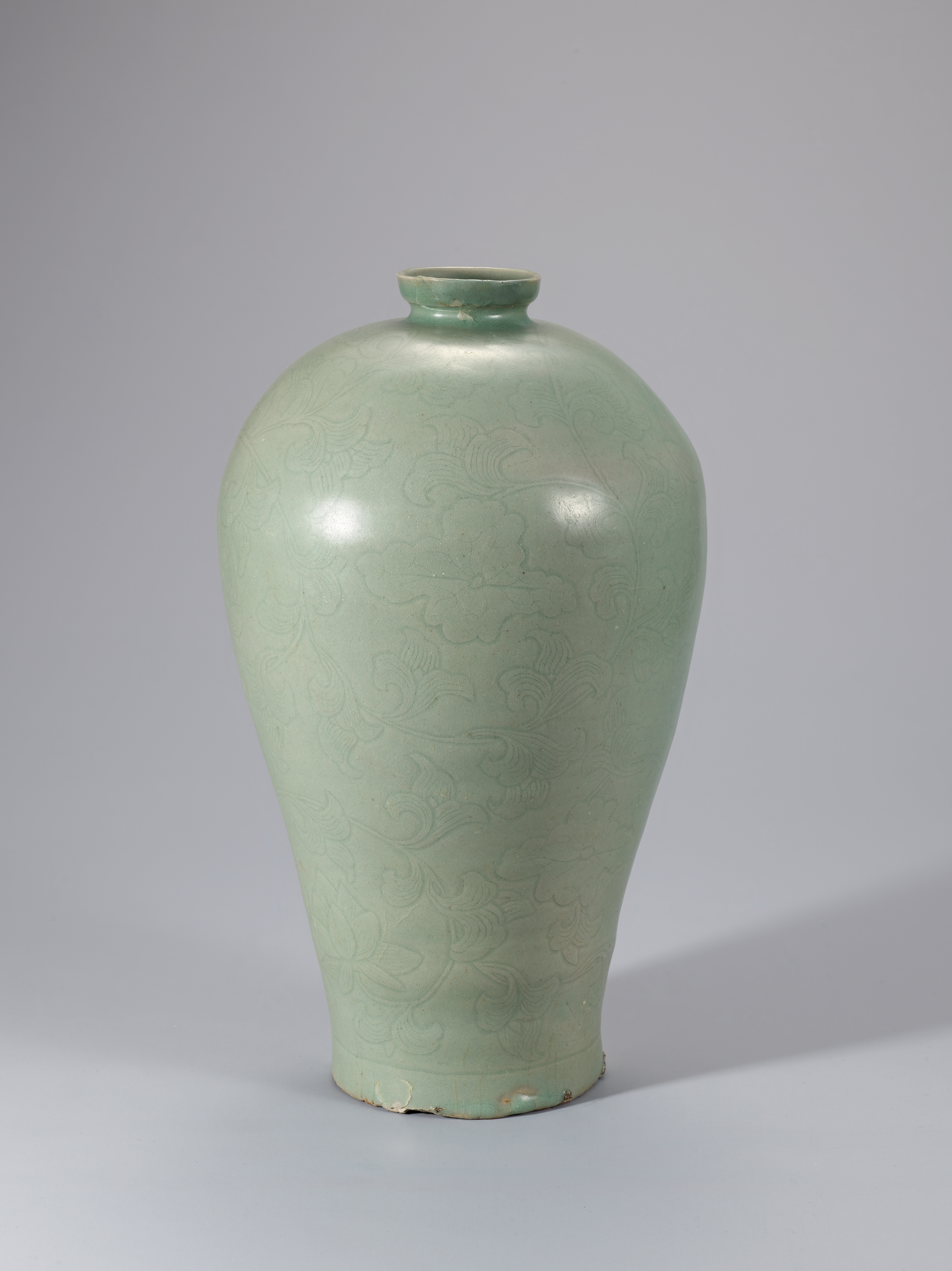 청자 음각 연꽃 넝쿨무늬 매병 이미지 3
