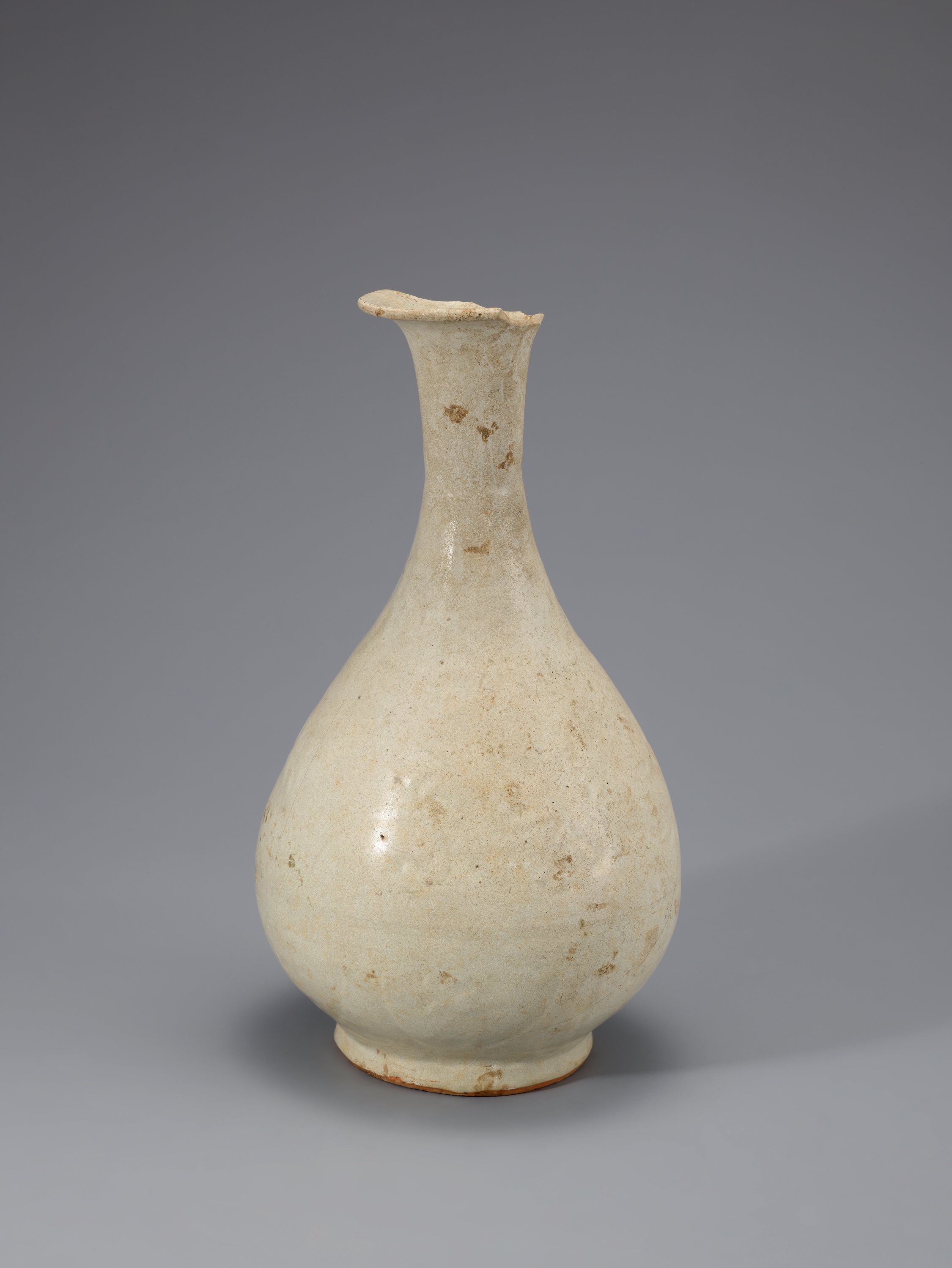 백자 음각 연꽃 넝쿨무늬 병 이미지 1