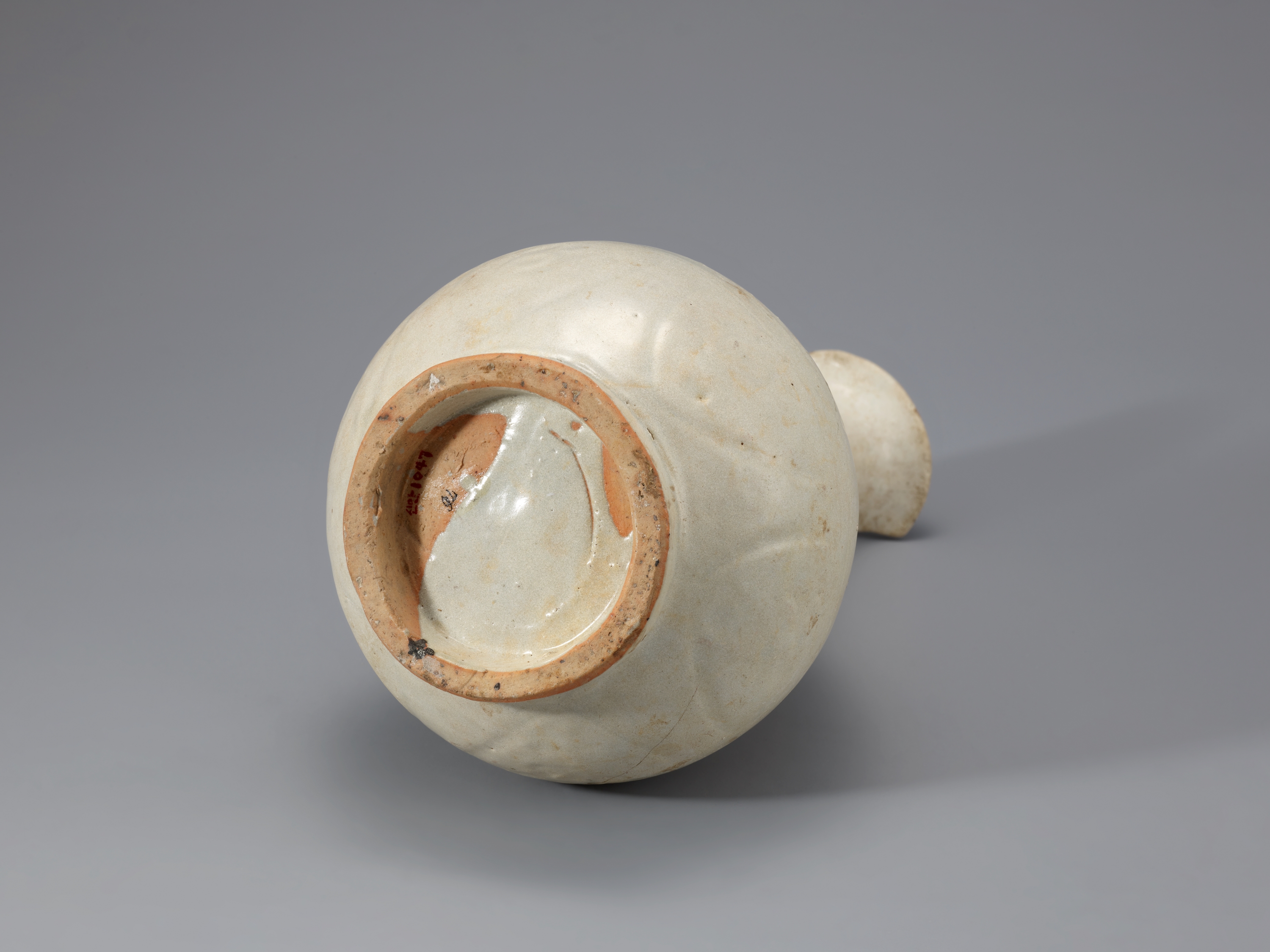 백자 음각 연꽃 넝쿨무늬 병 이미지 2