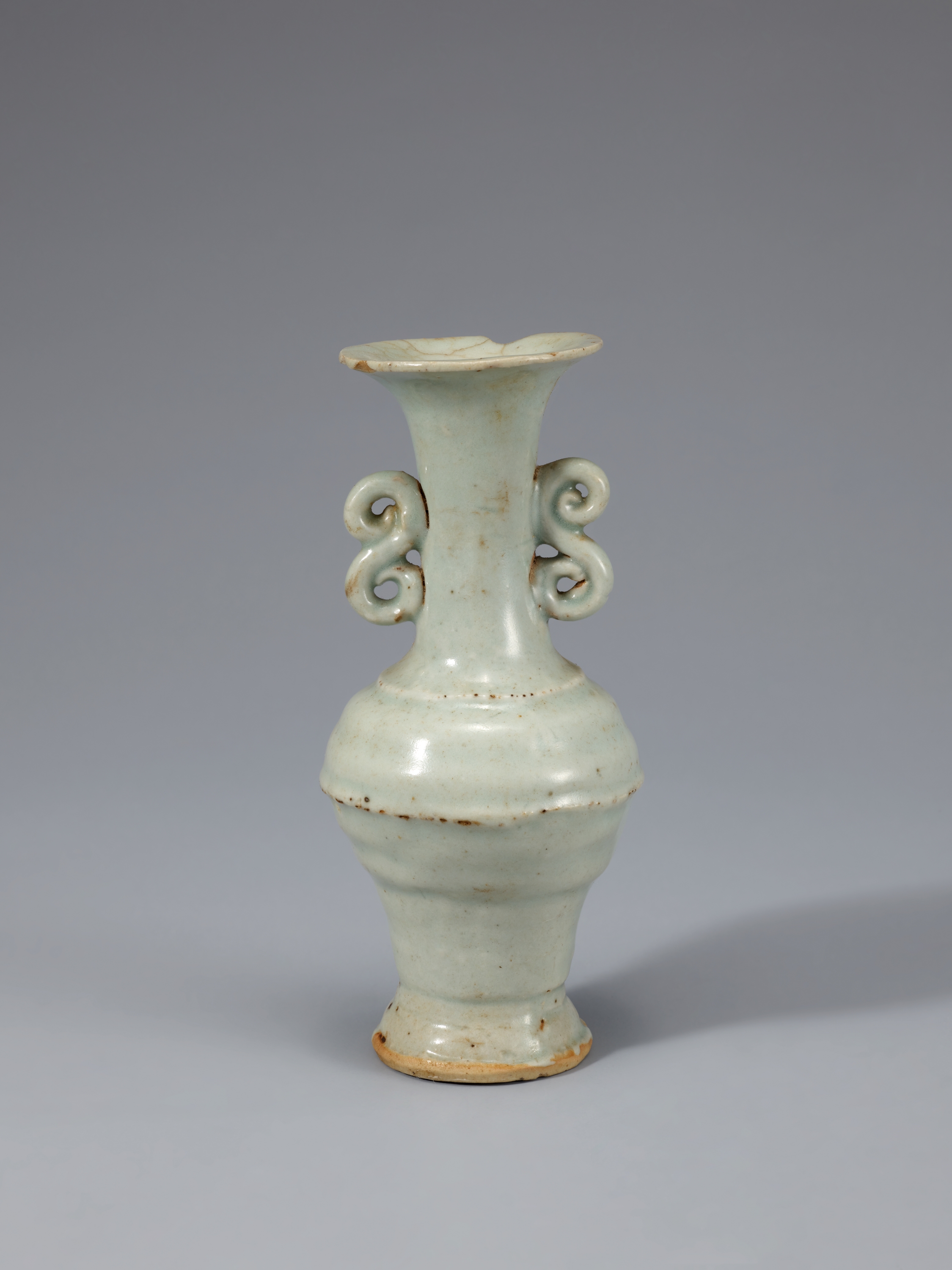 청백자 두 귀 달린 병 이미지 1