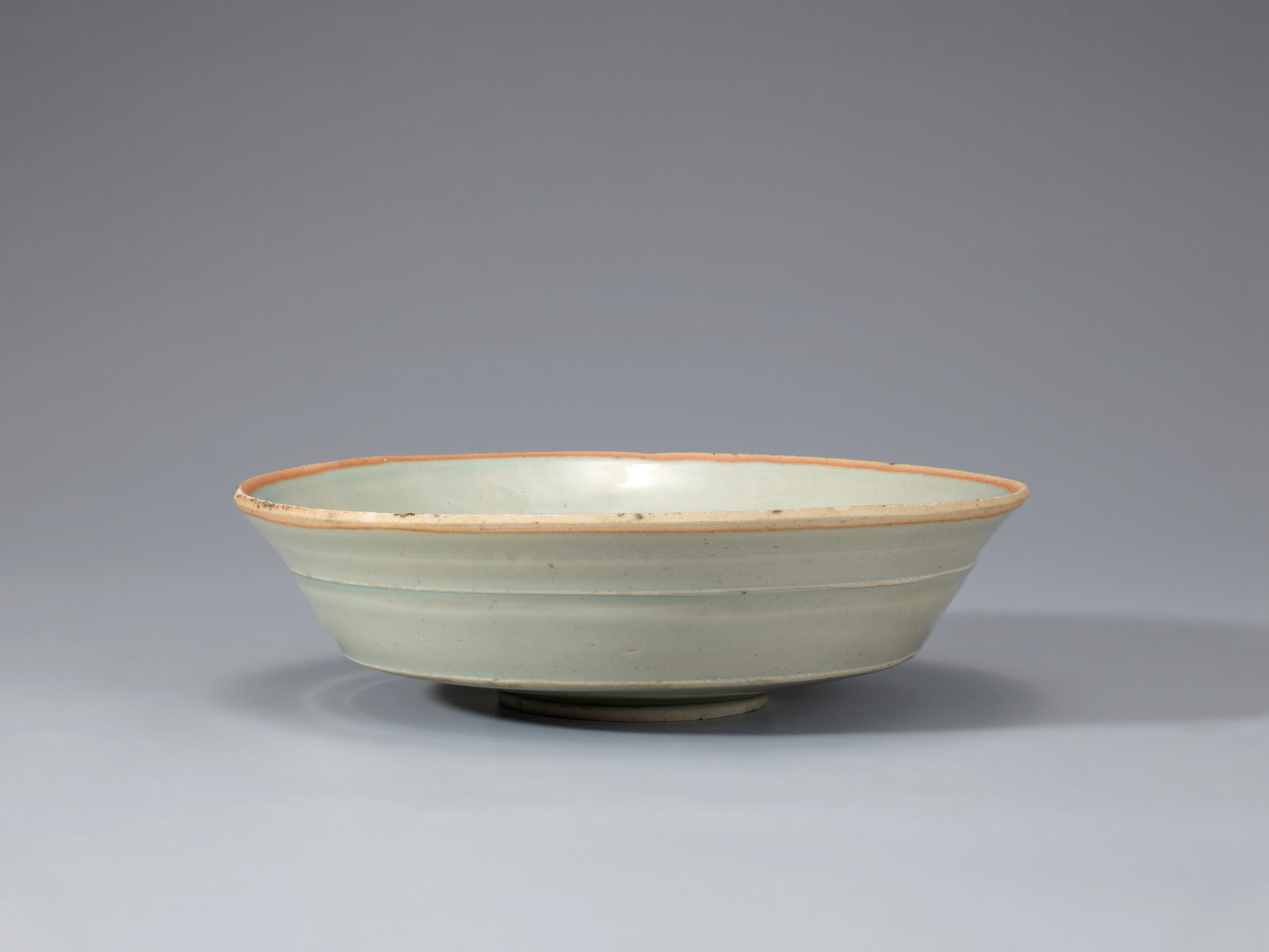 청백자 꽃무늬 은구 접시 이미지 1