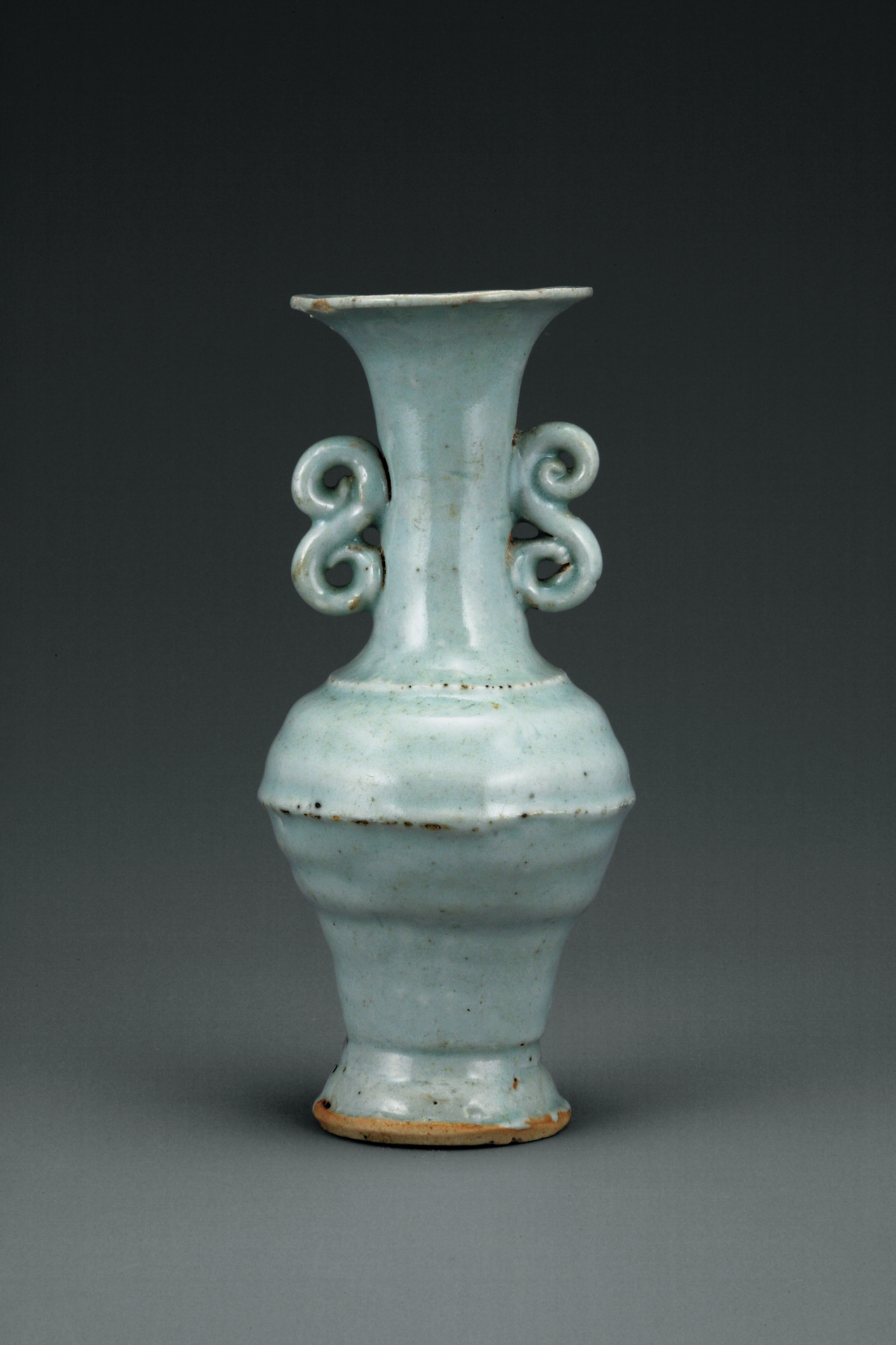 청백자 두 귀 달린 병 이미지 3